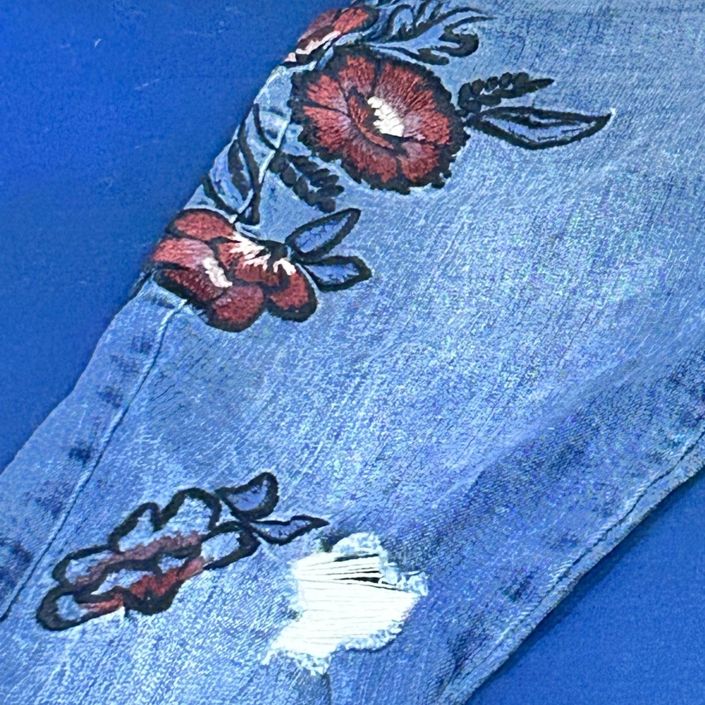 Taylor and Sage Distressed Jeans w/ Flower Appliqué, size 28 - Picture 5 of 9
